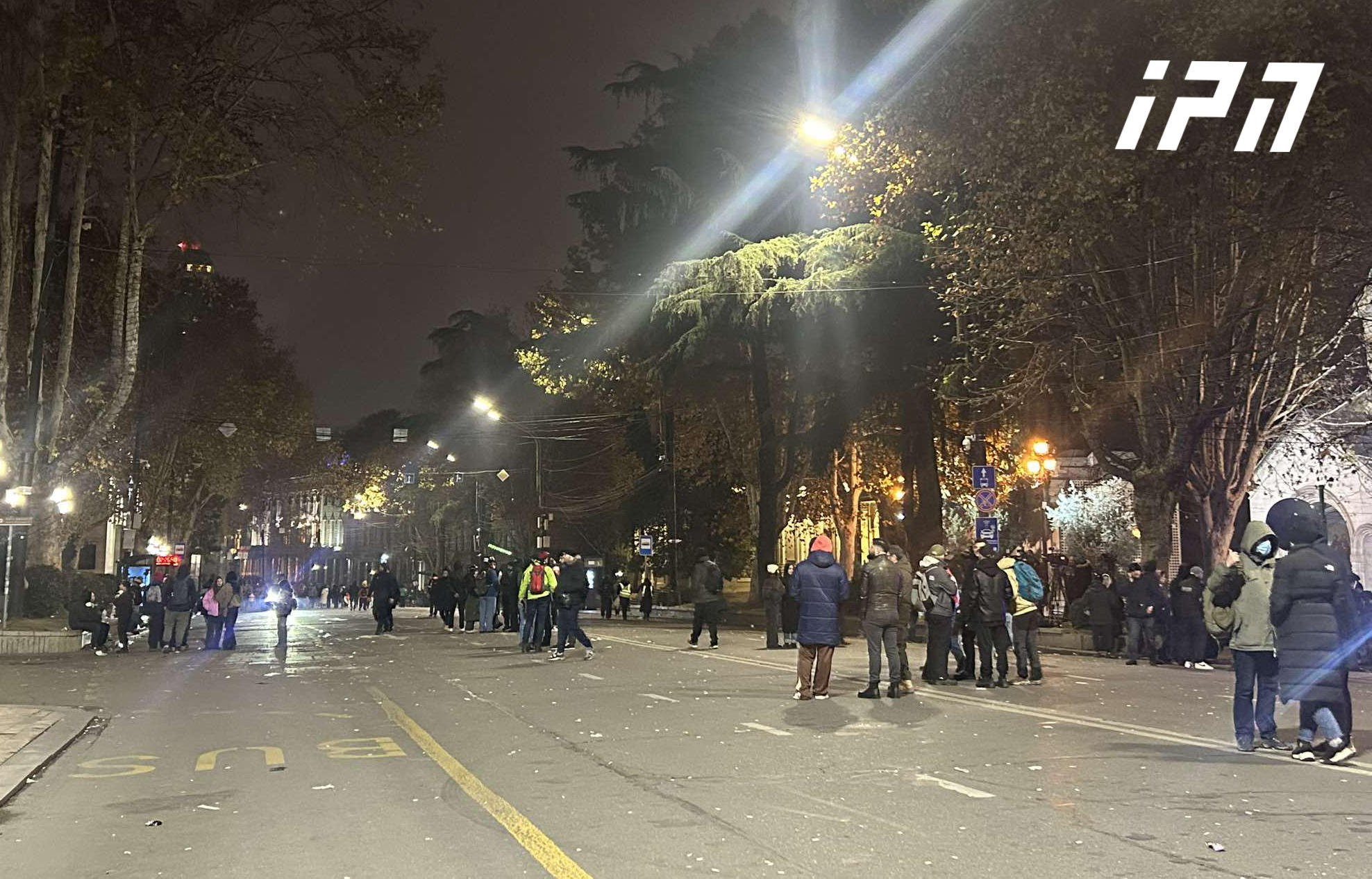 პარლამენტის ტერიტორიიდან სპეცრაზმი და წყლის ჭავლის მანქანები გაიყვანეს