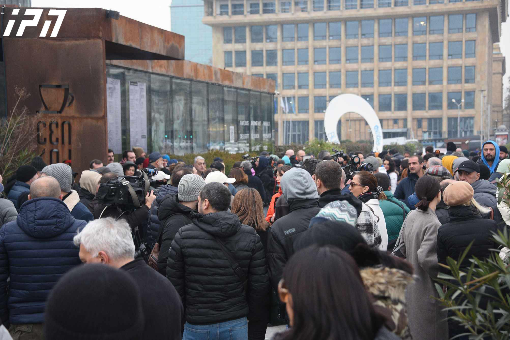 „რესპუბლიკის მოედანზე“ მედიის მხარდამჭერი აქცია მიმდინარეობს