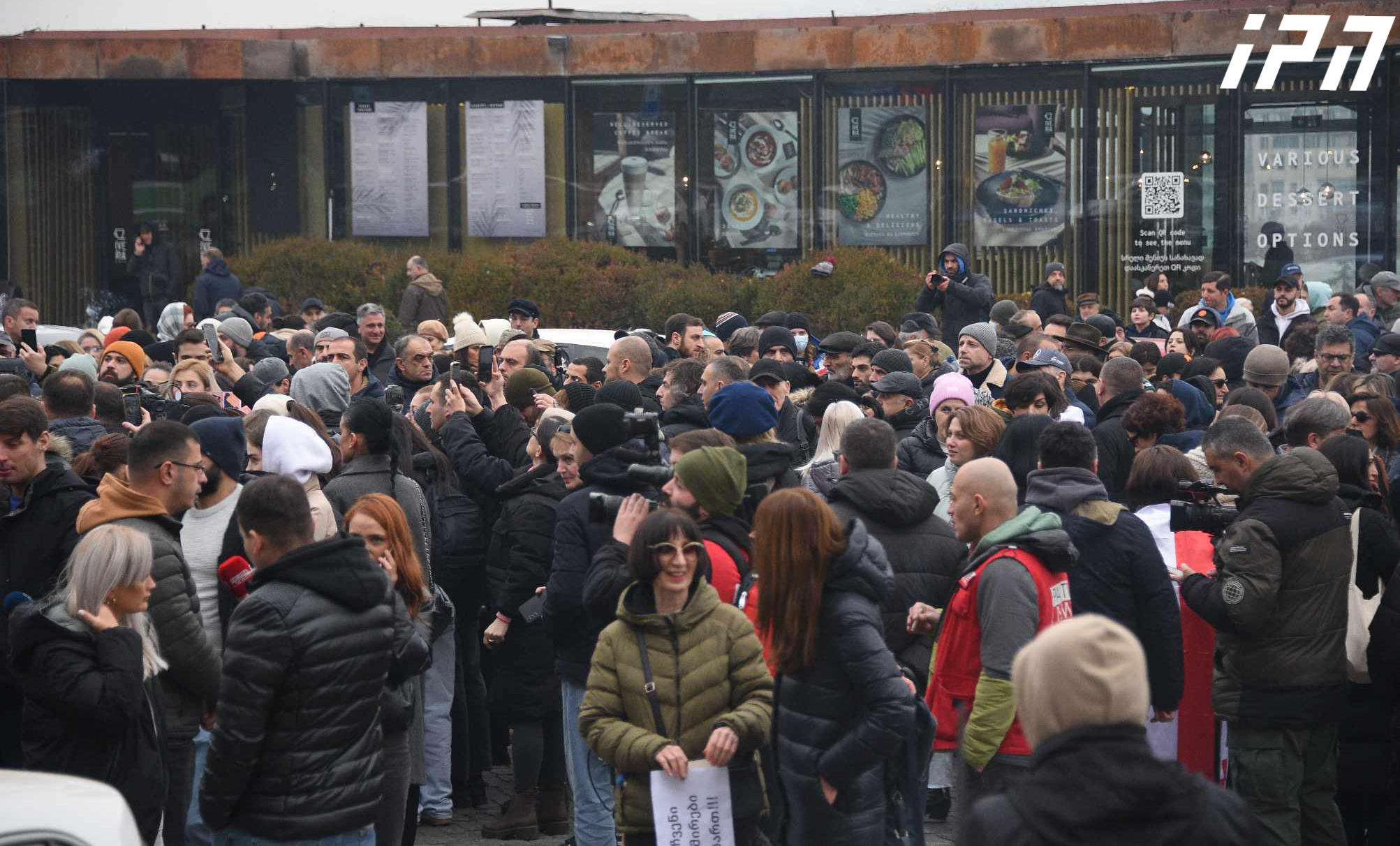 მედიის სოლიდარობის აქციაზე, „რესპუბლიკის მოედანზე“ შეკრებილმა ოპერატორებმა და ჟურნალისტებმა გზა გადაკეტეს