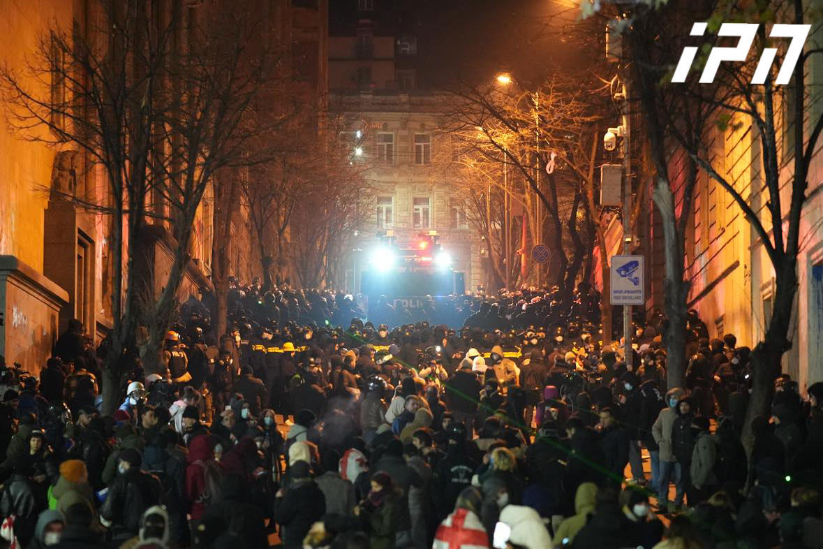 ჭიჭინაძისა და ჩიტაძის ქუჩებზე სპეცრაზმი განლაგდა - ადგილზე დააყენეს წყლის ჭავლის მანქანებიც
