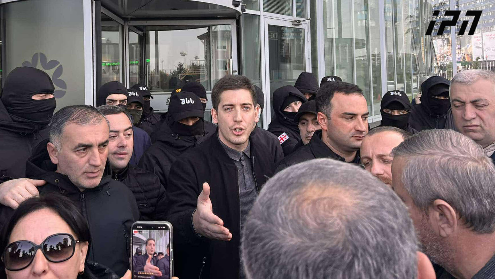 საპროტესტო აქციის მონაწილეები ბათუმის იუსტიციის სახლში შევიდნენ და თანამშრომლებს გაფიცვისკენ მოუწოდეს