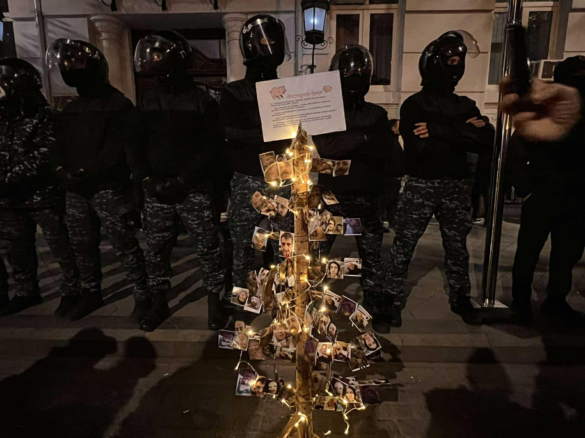 აქციის მონაწილეებმა აჭარის მთავრობის სახლთან სიმბოლურად ნაძვის ხე დადგეს, რომელზეც  პროტესტის დროს დაშავებულთა ფოტოები ჩამოკიდეს