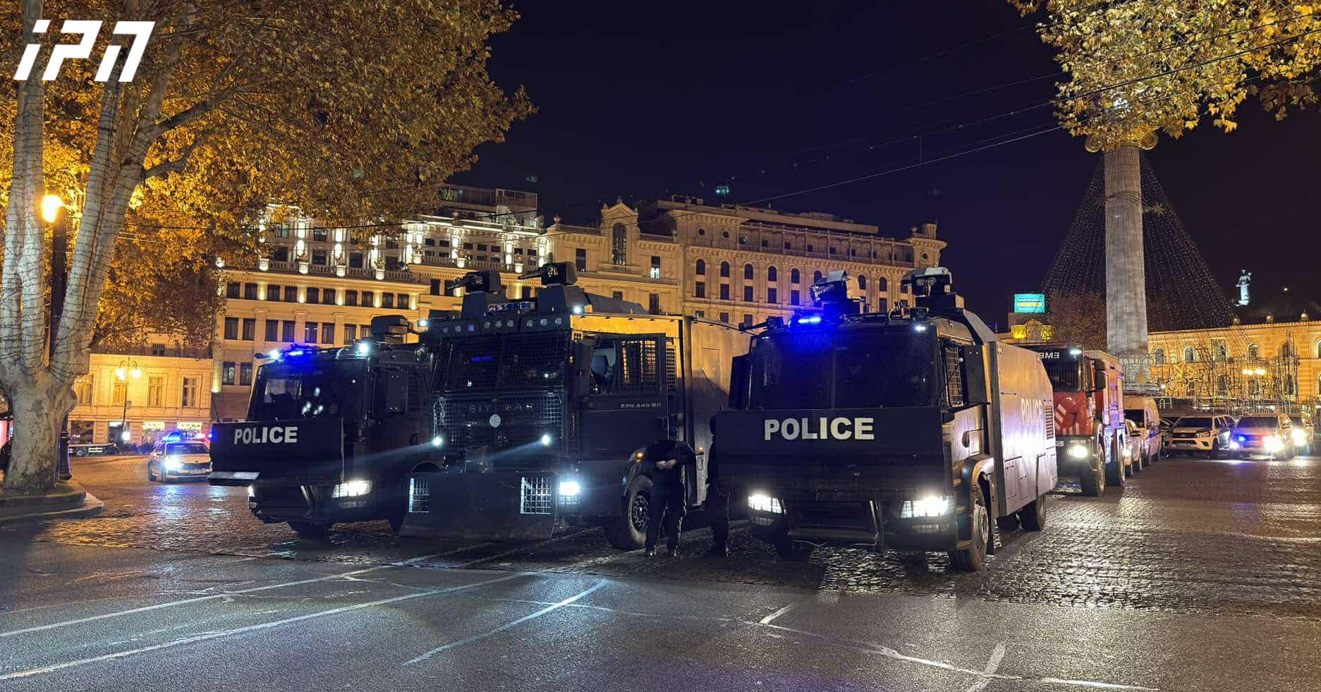 თავისუფლების მოედანზე წყლის ჭავლის მანქანები და სპეცტექნიკა გამოჩნდა