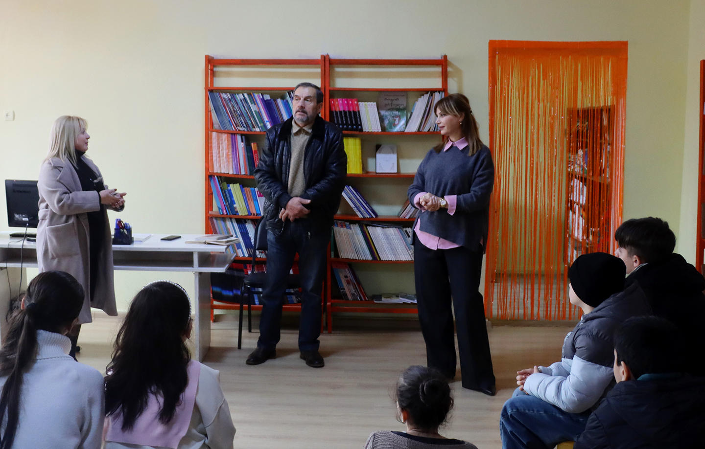 გორის მუნიციპალიტეტის მერიასთან თანამშრომლობით გორის მე-10 საჯარო სკოლა პროექტს „წიგნები ჩემი მეგობარია“ ახორციელებს