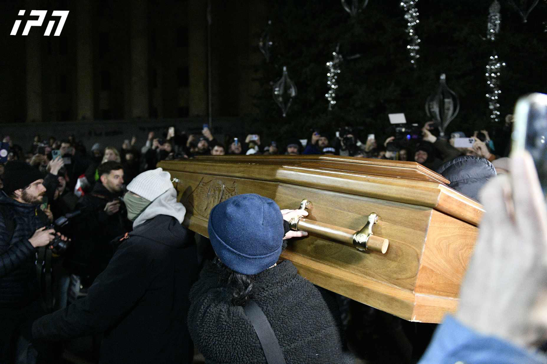 აქციის მონაწილეებმა პარლამენტთან სიმბოლურად  კუბო მიიტანეს და დაწვეს