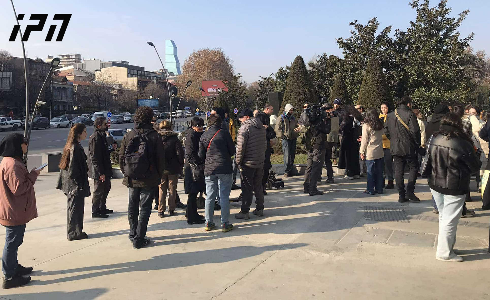 „ყველგან პოლიციაა, არსად სამართალი“ - ამ ლოზუნგით თეატრალური საზოგადოების წარმომადგენლები იუსტიციის სახლიდან საზოგადოებრივი მაუწყებლის შენობამდე მსვლელობას გამართავენ