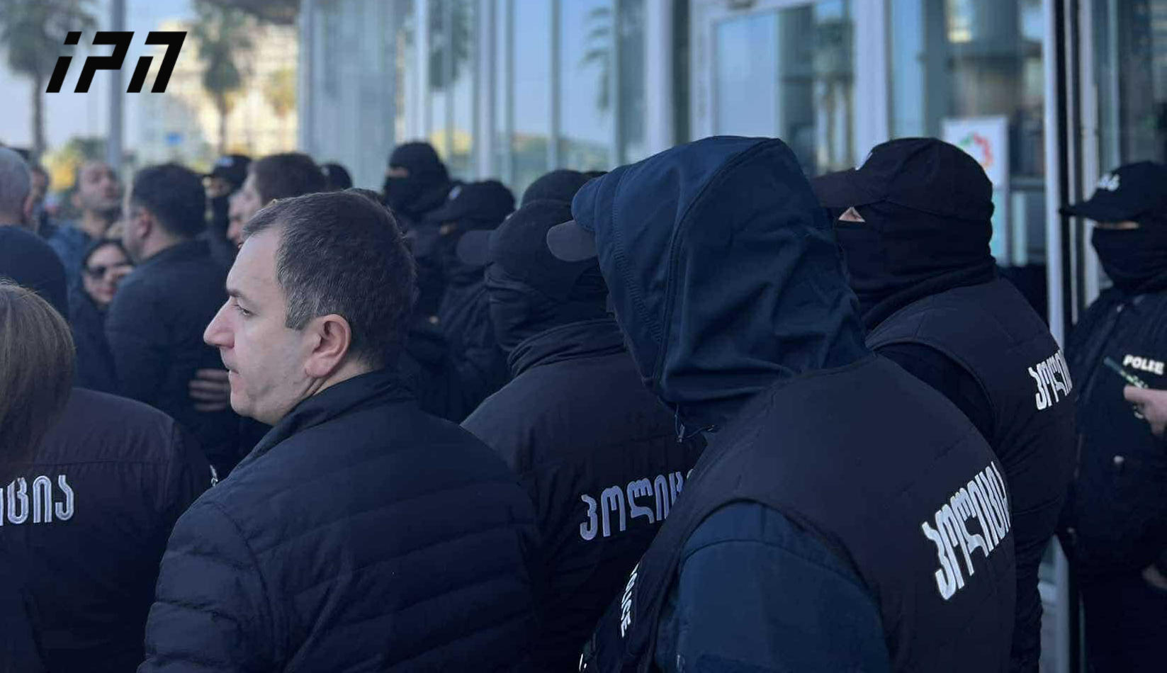 ბათუმის იუსტიციის სახლთან, აქციის მონაწილეებსა და სამართალდამცავებს შორის სიტყვიერი დაპირისპირება იყო