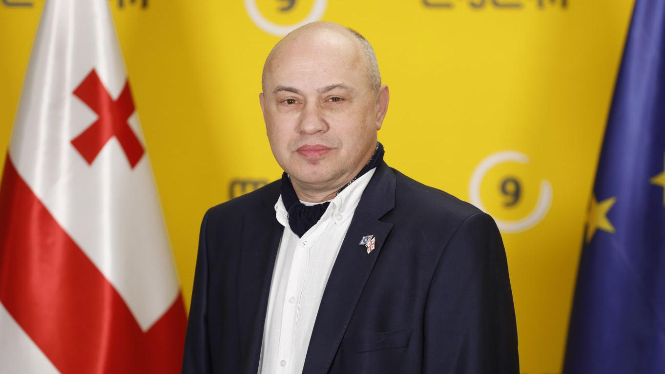 ვატო სურგულაძე ჯანდაცვის მინისტრს მოუწოდებს, სასწრაფოდ მიაწოდოს ინფორმაცია სამედიცინო დაწესებულებებს და მოსახლეობას, რა ნივთიერებას შეიცავს ის საშუალებები, რომელსაც ხელისუფლება აქციის მონაწილეების დასაშლელად იყენებს