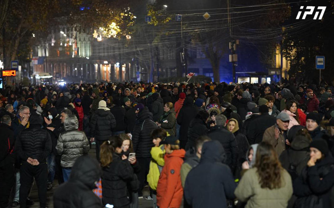 მოქალაქეები პარლამენტის წინ საპროტესტო აქციაზე იკრიბებიან - გადაიკეტა რუსთაველის გამზირი