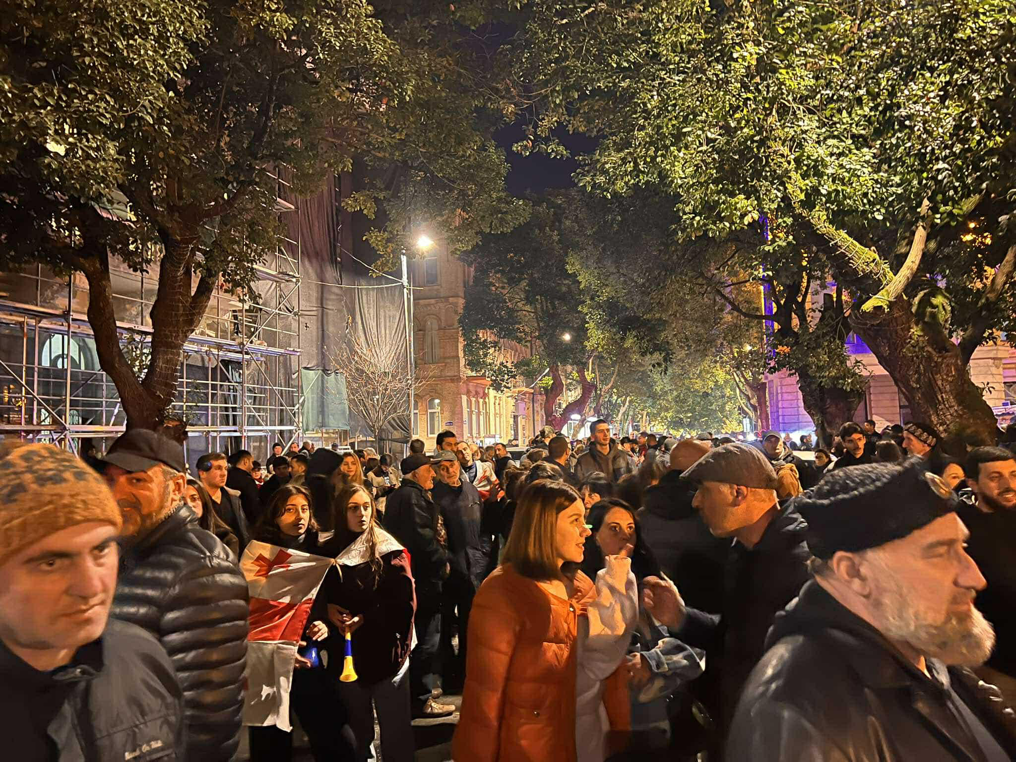 ბათუმში საპროტესტო აქცია გრძელდება, მოქალაქეები მთავრობის სახლთან არიან შეკრებილი