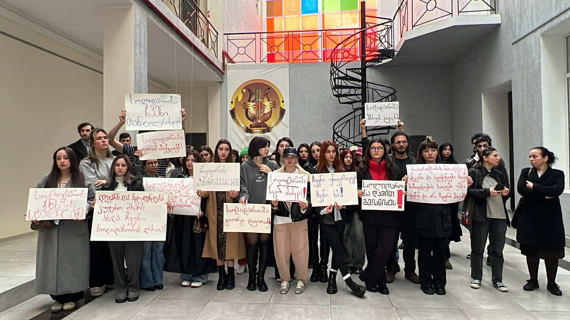 ბათუმის ხელოვნების უნივერსიტეტის სტუდენტები და თანამშრომლები, ამავე უნივერსიტეტის დეკანისა და ოთხი სტუდენტის დაკავებას აპროტესტებენ