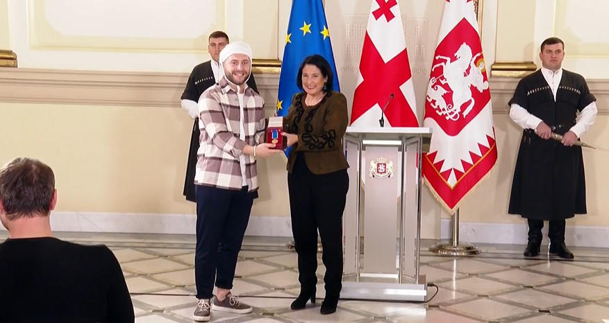 სალომე ზურაბიშვილი მედიის წარმომადგენლებს - თქვენ დგახართ ქვეყნის სადარაჯოზე, თქვენ ხართ ადამიანები, რომლებმაც არა მხოლოდ კამერა და მიკროფონი, ქვეყნის მომავალი და ბედი აიღეთ ხელში
