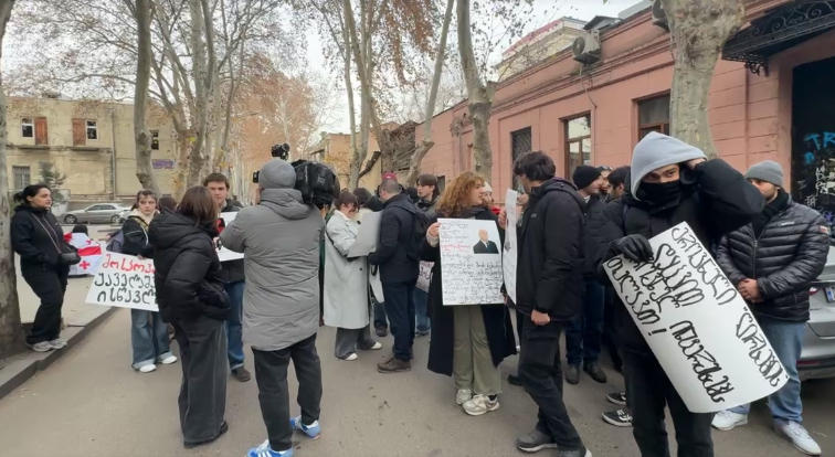 სტუდენტები და პროფესორ-მასწავლებლები განათლების სამინისტროსთან აქციას სახელწოდებით  - „კენწეროში გატკბილდების?!“ მართავენ