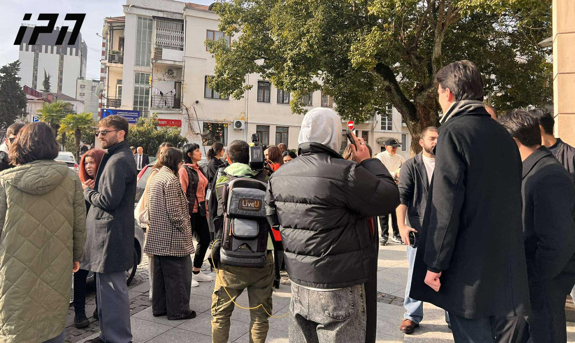 ბათუმის საქალაქო სასამართლოსთან, ხელოვნების უნივერსიტეტის დეკანისა და ოთხი სტუდენტის მხარდამჭერი აქციის მონაწილეები იკრიბებიან