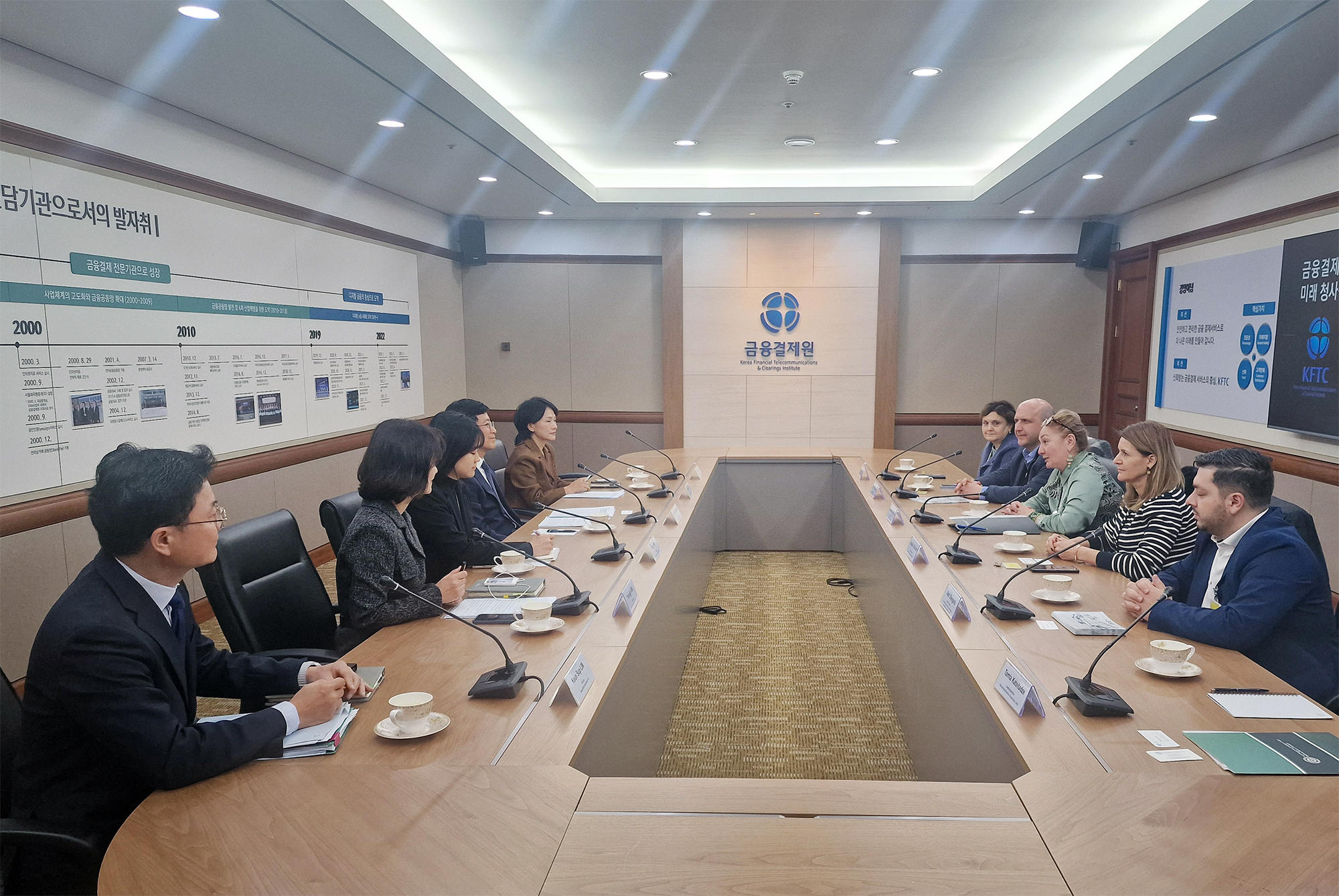 ეკატერინე გალდავა კორეის საფინანსო სატელეკომუნიკაციო და საკლირინგო ინსტიტუტის პრეზიდენტს შეხვდა