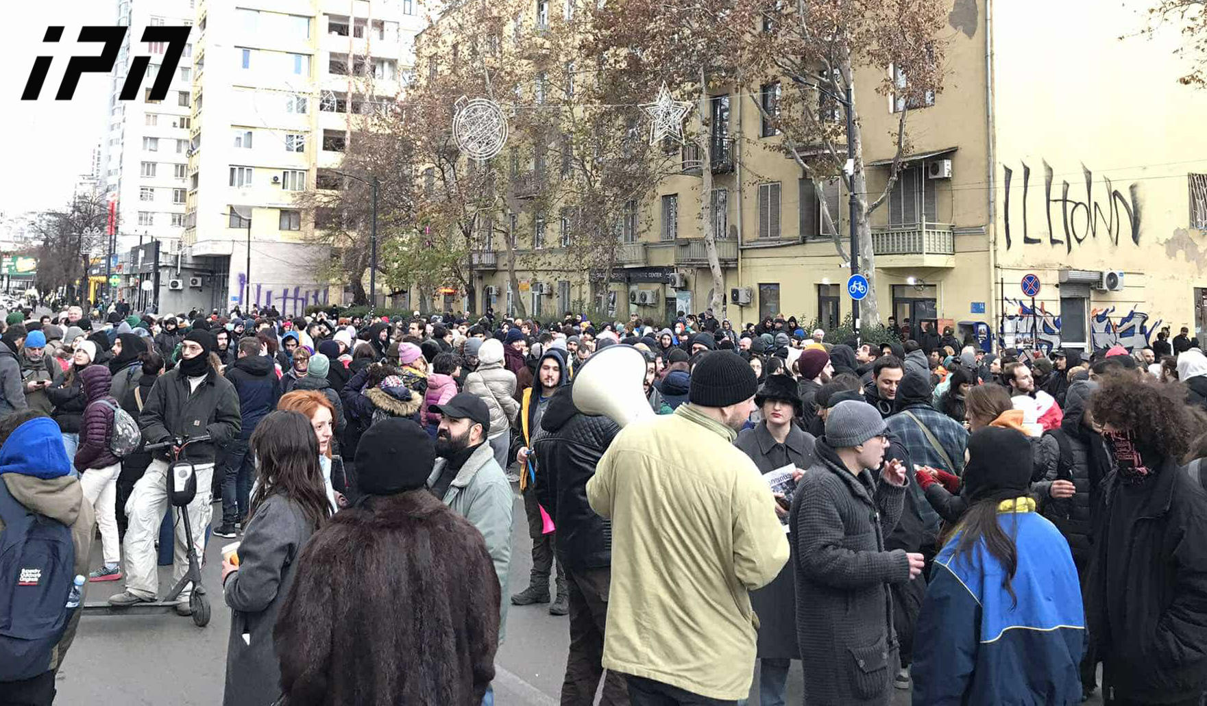 სახელოვნებო და IT სფეროს წარმომადგენლების გაერთიანებულმა საპროტესტო მსვლელობამ თბილისის მერიასთან გადაინაცვლა