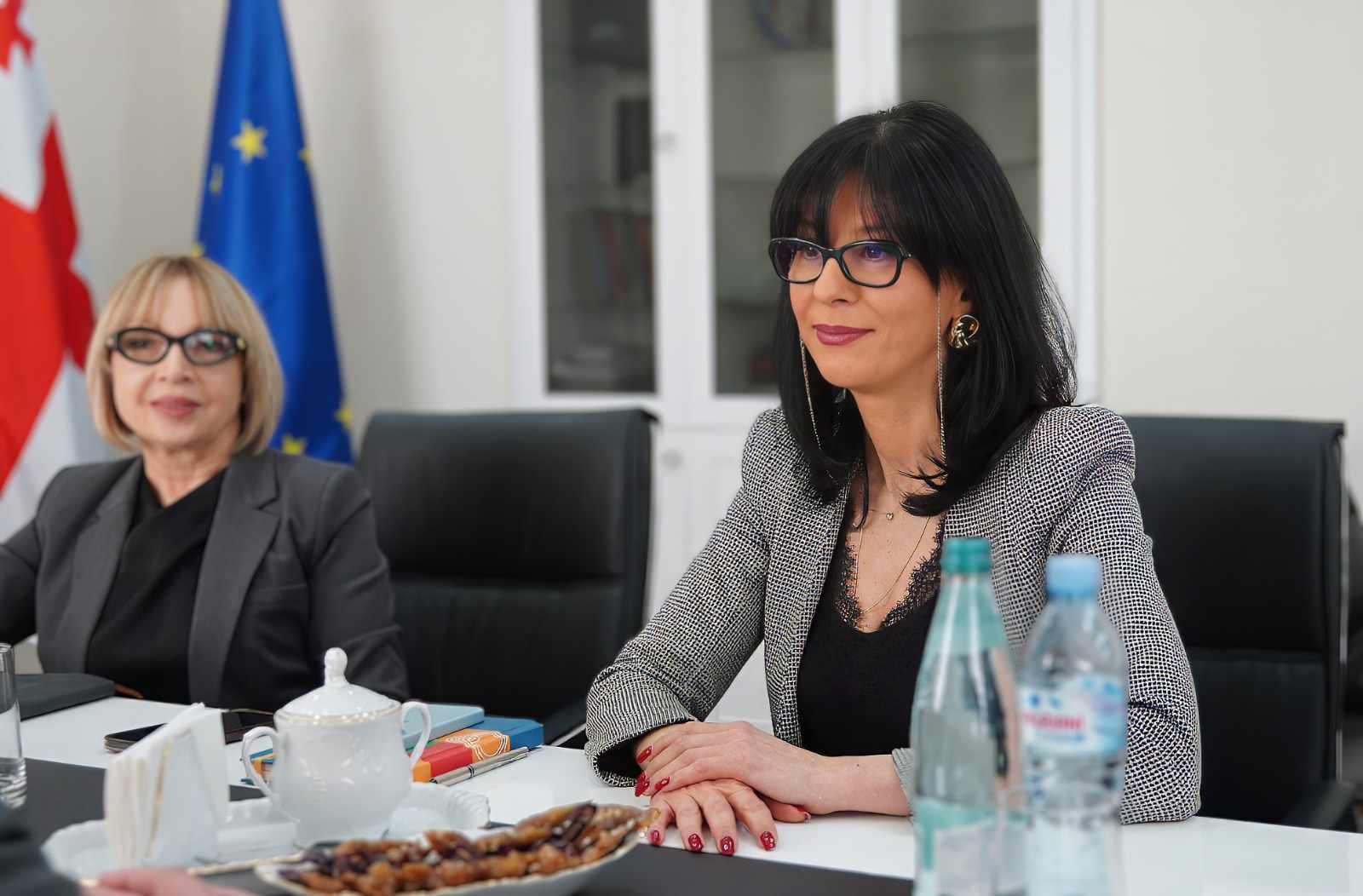 თეა ახვლედიანმა აფხაზეთის მთავრობის თავმჯდომარესთან ლევან მგალობლიშვილთან სამუშაო შეხვედრა გამართა