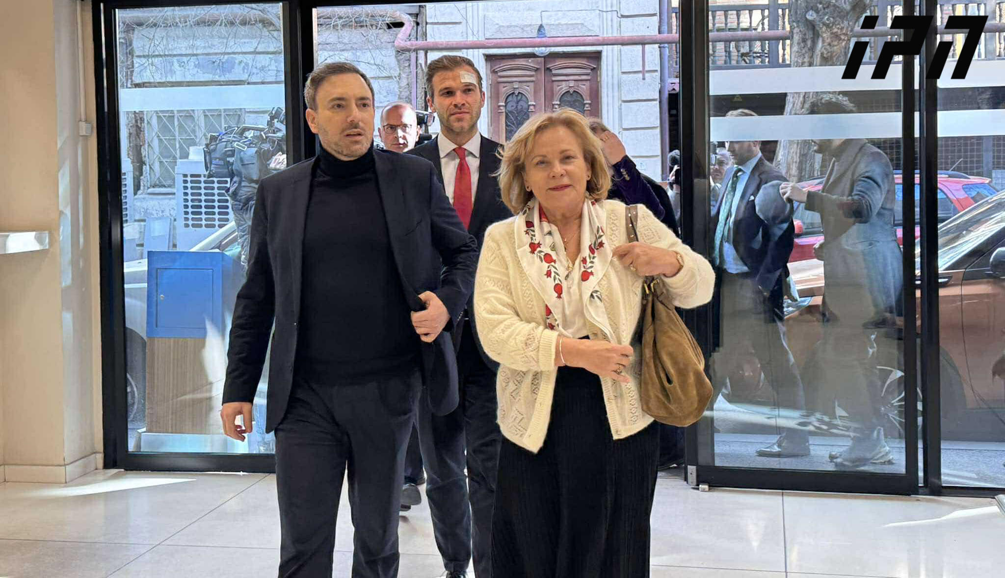 პოლიტიკური პარტიების წარმომადგენლები შეხვედრას მართავენ