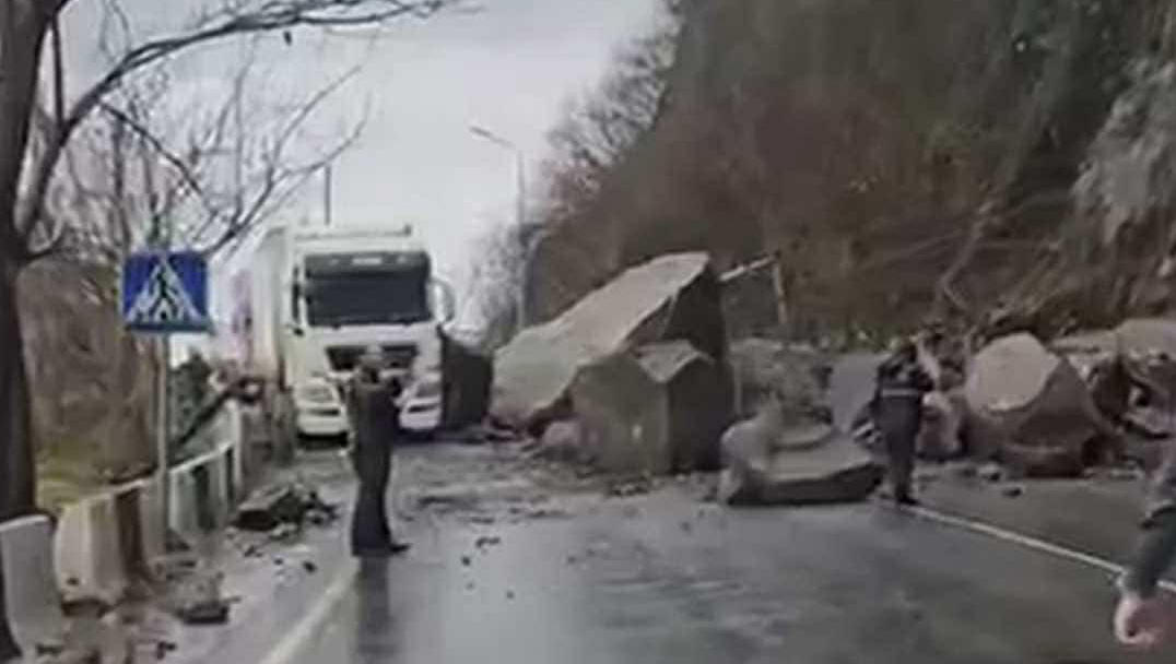 ბათუმი-სარფის დამაკავშირებელ ცენტრალურ საავტომობილო გზაზე, ქვის ლოდები ჩამოცვივდა