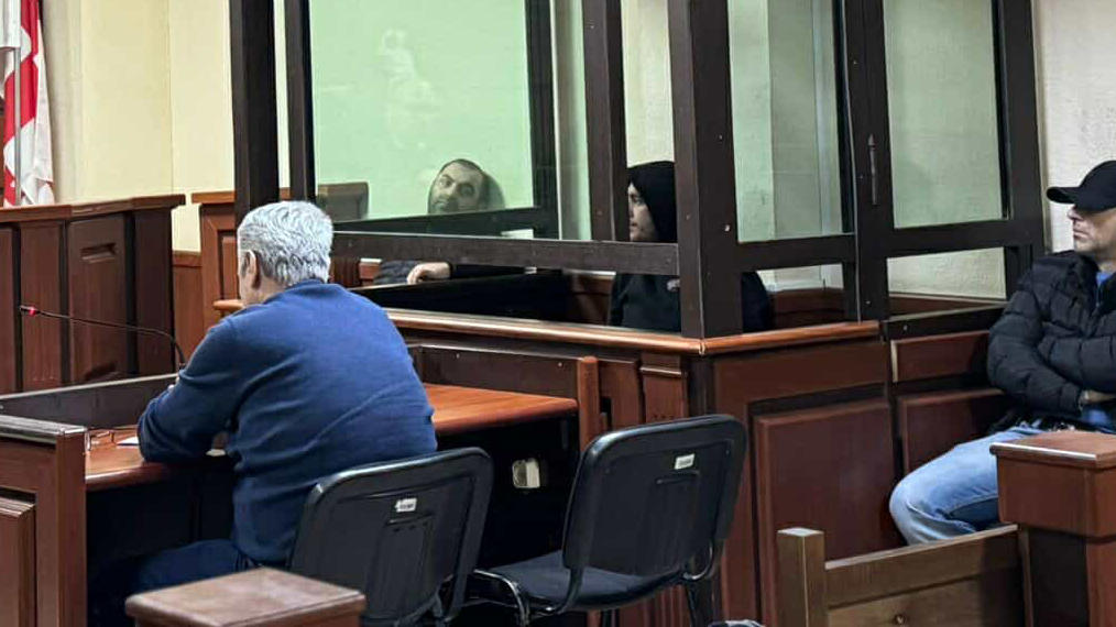 სასამართლოში 36 წლის ბექა მინდორაშვილის სასამართლო პროცესი მიმდინარეობს, რომელსაც მეტროსადგურ „სახელმწიფო უნივერსიტეტში“ ლაშა ამირეზაშვილის მკვლელობას ედავებიან