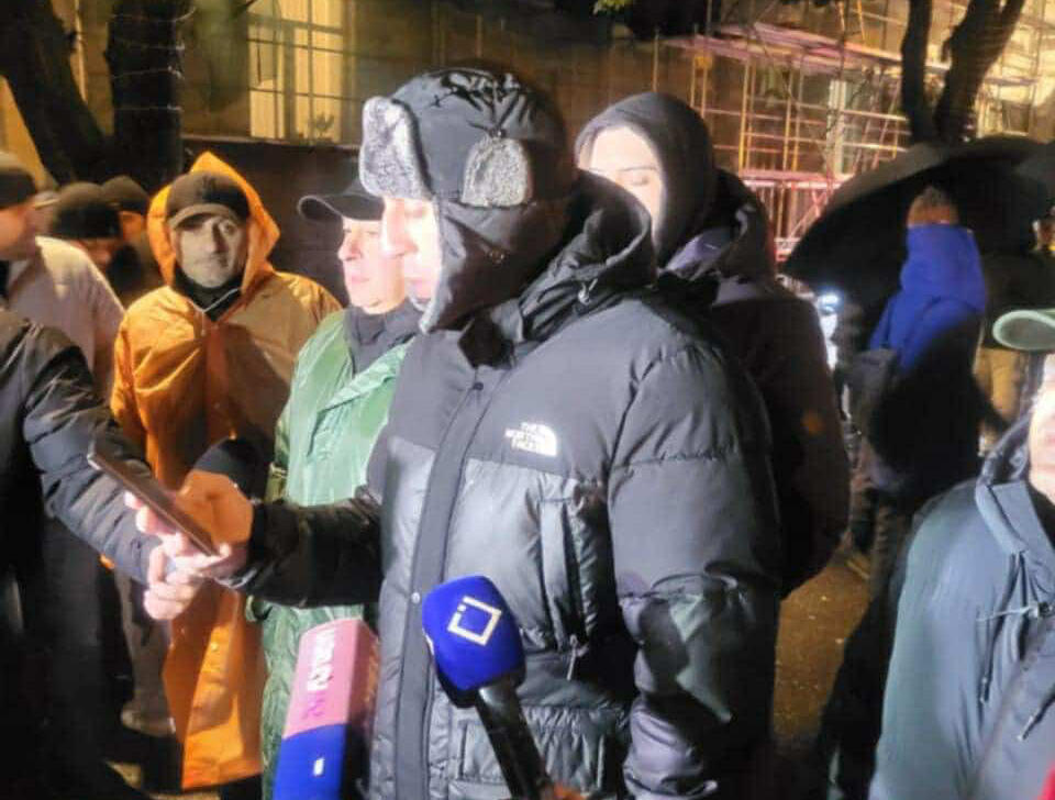 აჭარაში მოქმედი ოპოზიციური პარტიები - არალეგიტიმური პარლამენტისა და უმაღლესი საბჭოს ე.წ. ხმოსნების მიერ 14 დეკემბერს პრეზიდენტის არჩევა, არის ძალაუფლების სრული უზურპაციის მცდელობა
