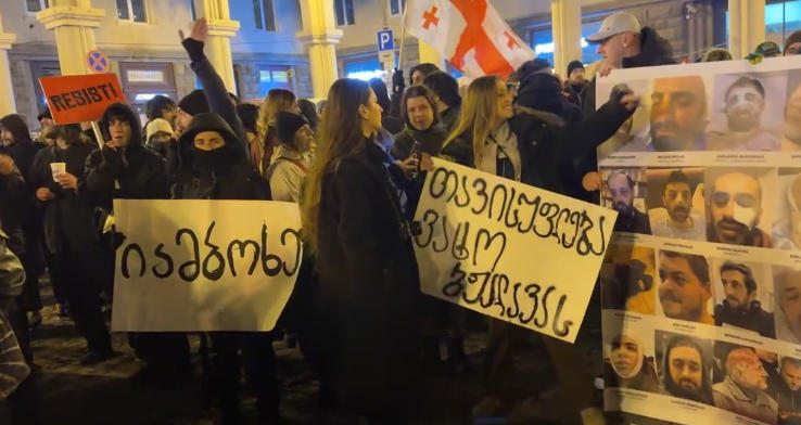 ელექტრონული მუსიკისა და საკლუბო კულტურის წარმომადგენლები ლოზუნგებით: “თავისუფლება რეჟიმის ტყვეებს!” “ვითხოვთ ახალ არჩევნებს!”  მარჯანიშვილის მოედანზე შეიკრიბნენ