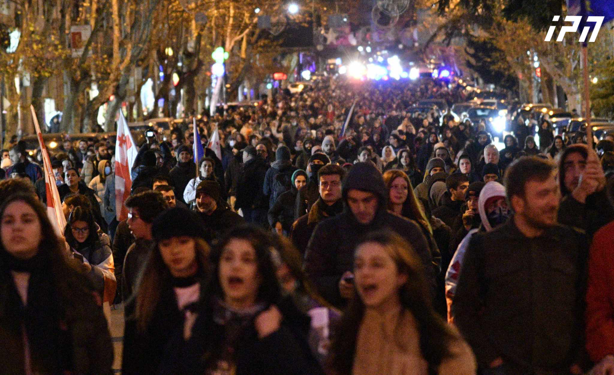IT, HR, ტრენერების, ფინანსური სფეროს, მარკეტერების, PR-სა და შემოქმედებითი ინდუსტრიის წარმომადგენლების გაერთიანებულმა მსვლელობამ პეკინის გამზირზე გადაინაცვლა - სრულად გადაკეტილია საავტომობილო მოძრაობა
