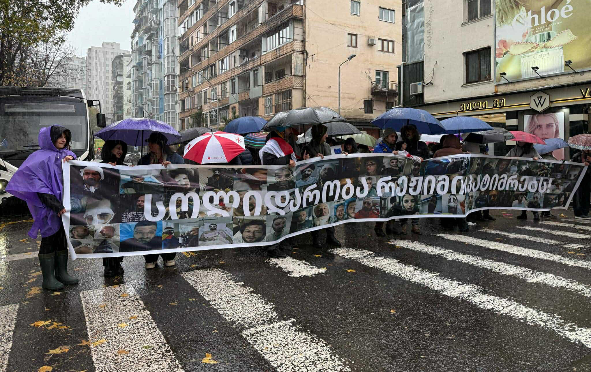 ბათუმში, სკოლა „ევრო 2000“-ის მასწავლებლებმა პროტესტის ნიშნად გორგილაძის ქუჩა გადაკეტეს