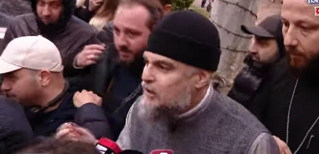 მამა შალვა კეკელია აქციის მონაწილეებთან სიტყვიერი დაპირისპირებისას - ჩვენი ქვეყნის ერთგული ვარ, ვინაა რუსი? - ვინც რუსეთის პოლიტიკას ემხრობა, ყველა წყეული იყოს
