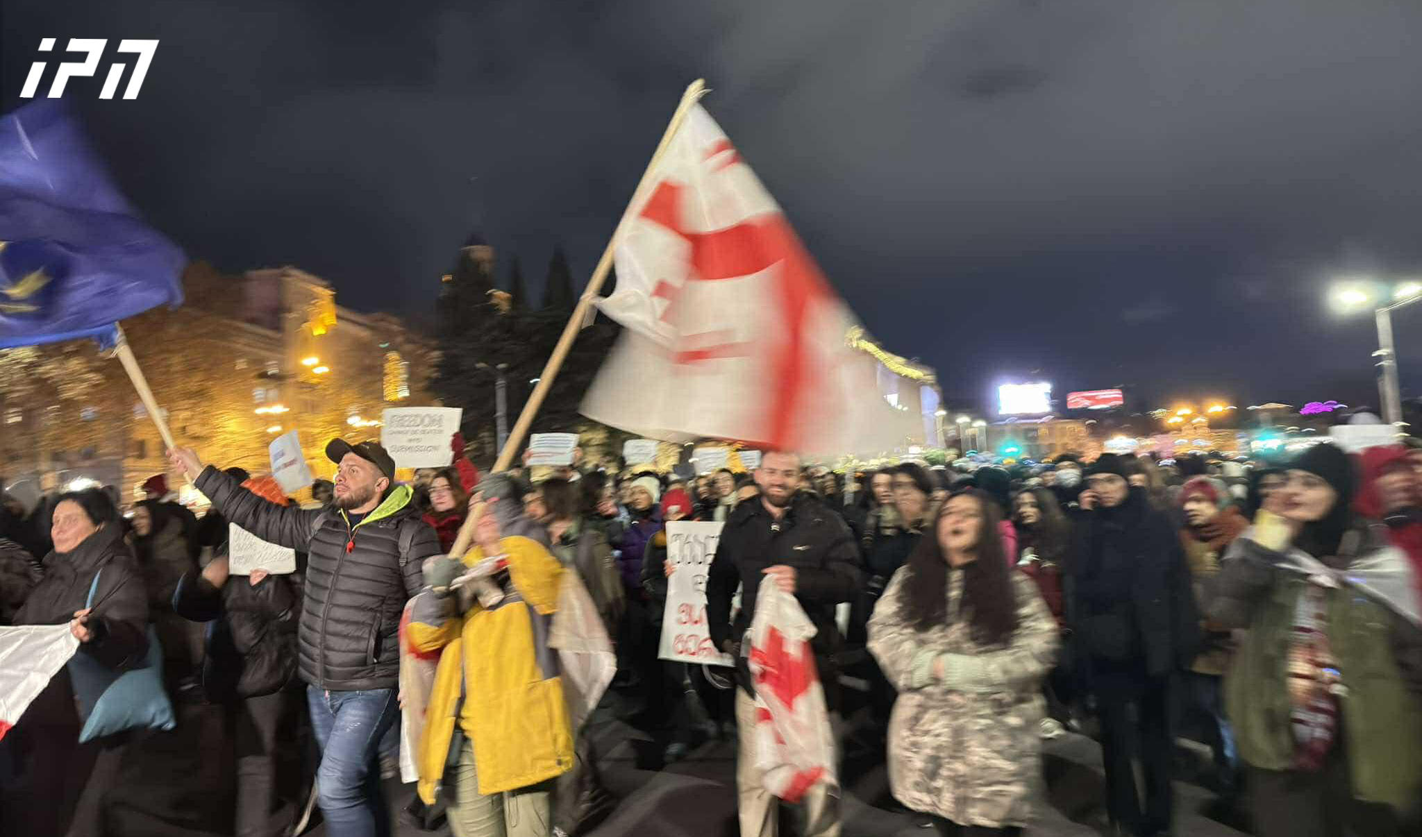 ფსიქოლოგები, რომლებიც რესპუბლიკის მოედანზე შეიკრიბნენ, რუსთაველის გამზირისკენ მსვლელობით მიემართებიან