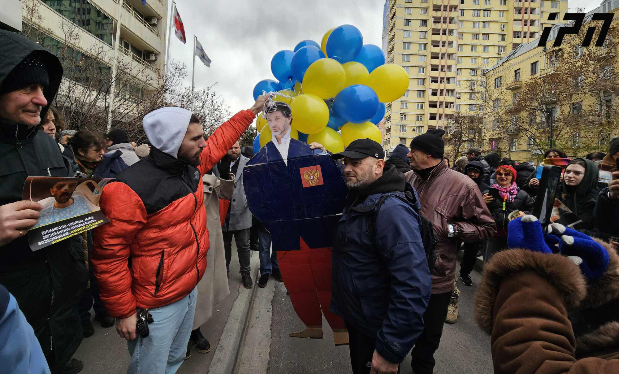 თბილისის მერიასთან „კოალიცია ცვლილებისთვის“ წევრები და მხარდამჭერები აქციას მართავენ