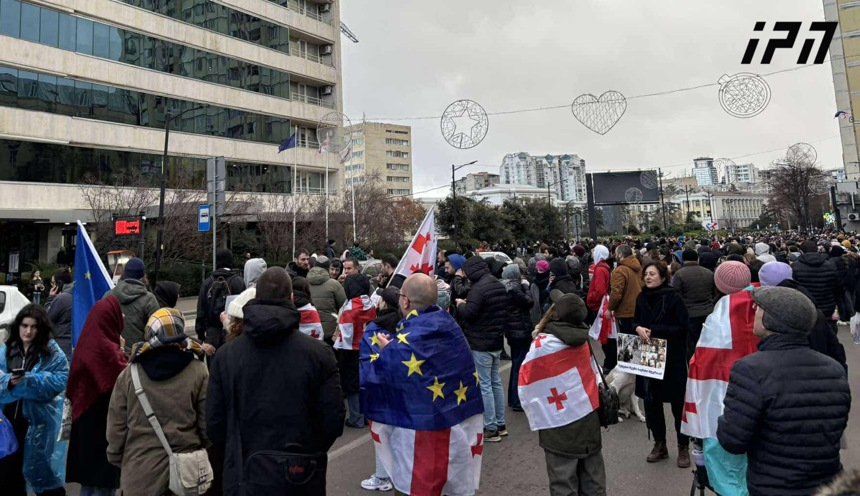 IT, HR, PR, ტრენერებისა და ფინანსური სფეროს წარმომადგენლები, მარკეტერები და სხვა შემოქმედებით სფეროში დასაქმებულები მსვლელობით თბილისის მერიასთან მივიდნენ