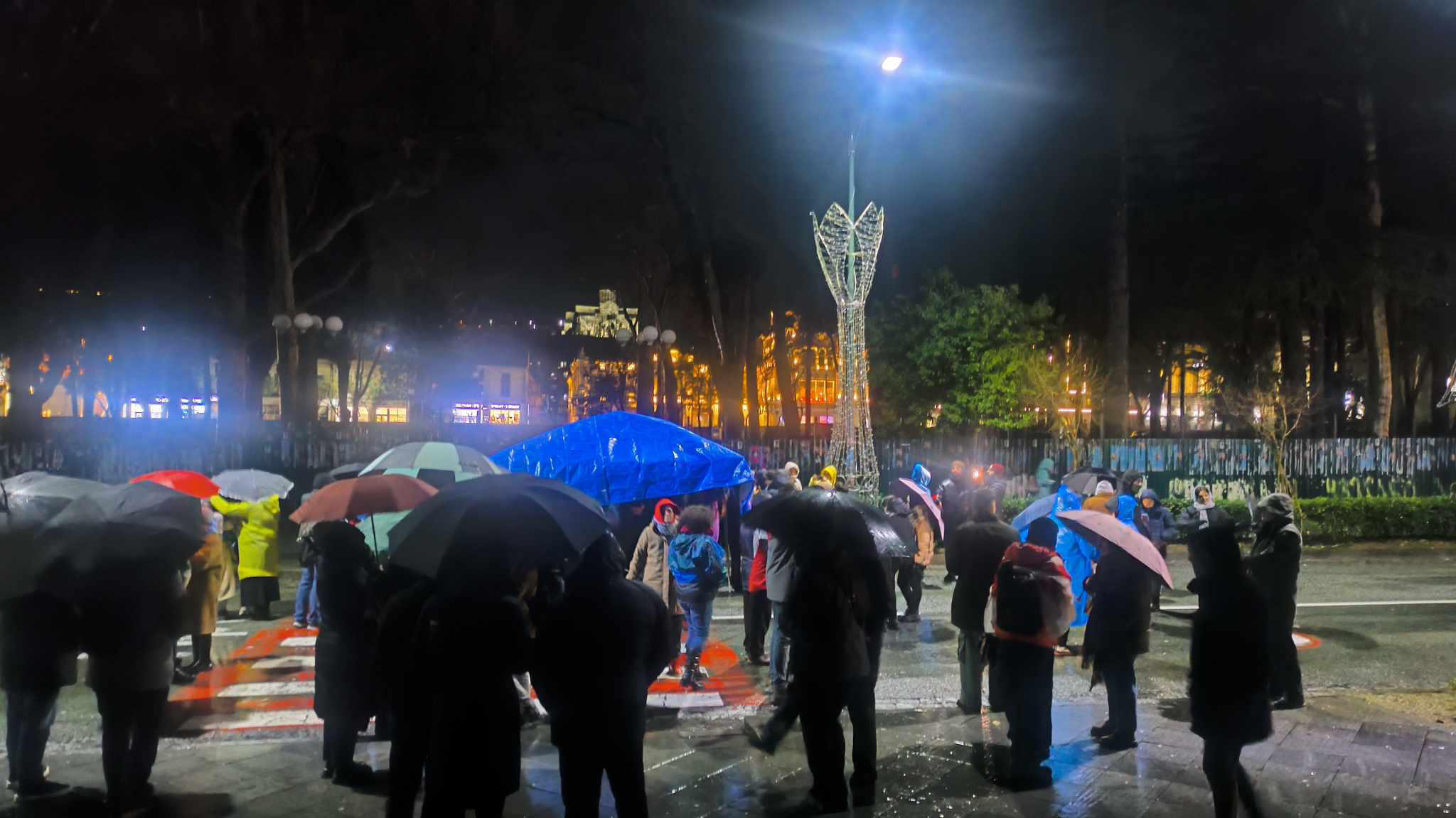 მეთექვსმეტე დღეა საპროტესტო აქცია მიმდინარეობს ქუთაისშიც - მოქალაქეები მერიის წინ შეიკრიბნენ