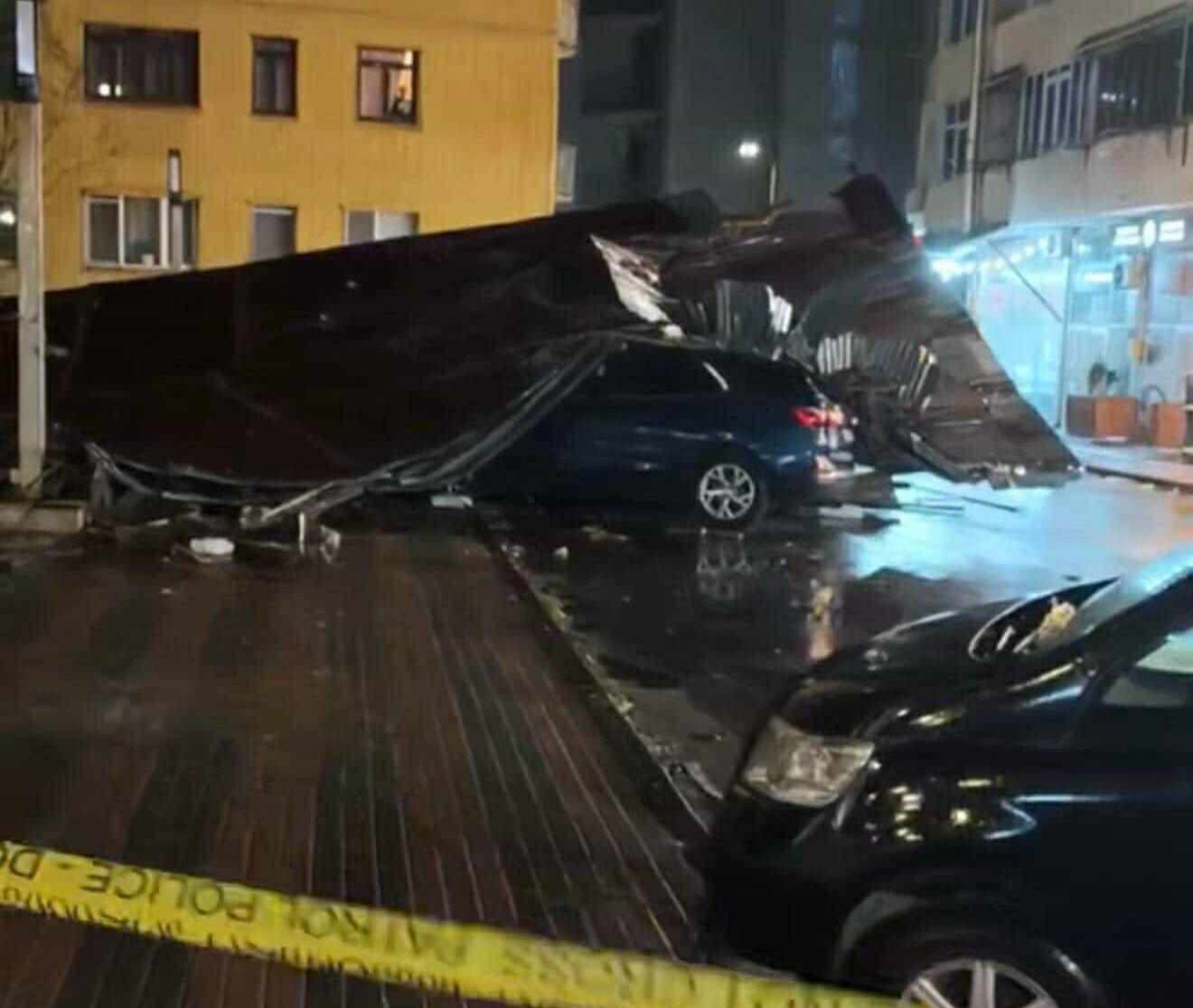 ბათუმში უამინდობამ პრობლემები შექმნა - დაზიანებულია საცხოვრებელი სახლების სახურავები და ავტომობილები, მოგლეჯილია ხეები