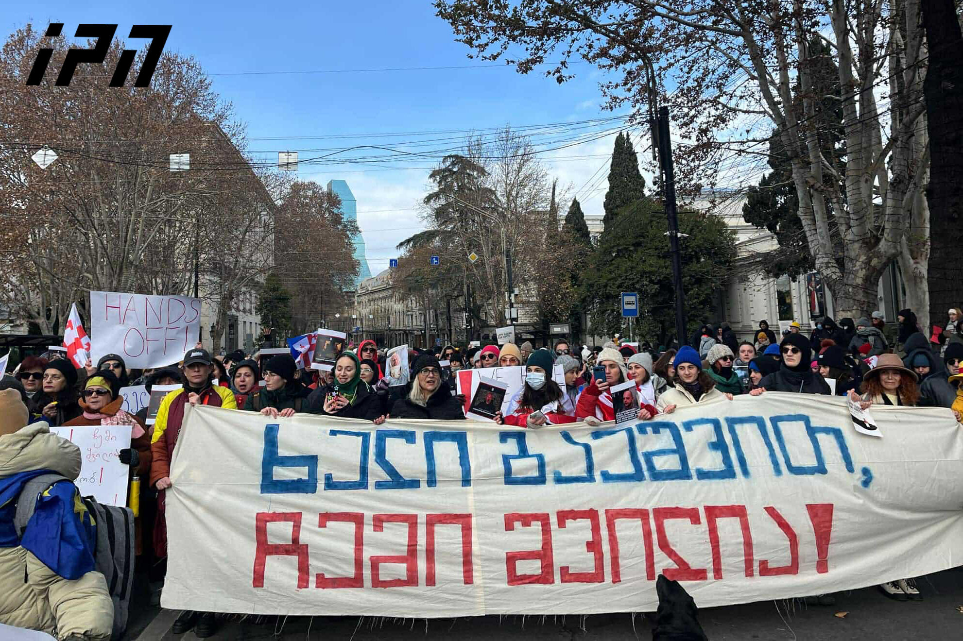 რუსთაველის გამზირზე, პარლამენტის წინ მყოფ აქციის მონაწილეებს დედების  მარში შეუერთდა
