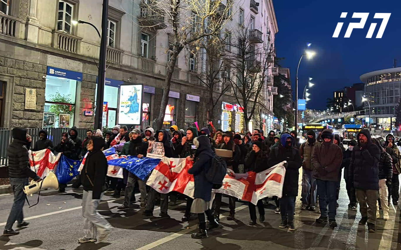 მელიქიშვილიდან რუსთაველის გამზირისკენ ახალგაზრდები აქცია-მსვლელობას  მართავენ