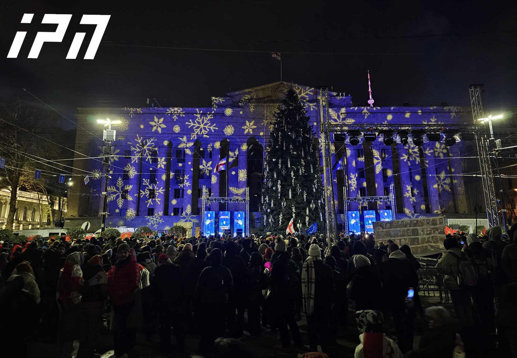 პარლამენტის შენობის წინა ფასადი საახალწლო ილუმინაციებით განათდა -   ნაძვის ხესთან მოეწყო ეკრანები წარწერით „თბილისის მერია გილოცავთ ახალ წელს“,  „გამარჯვებებით სავსე ქალაქი“