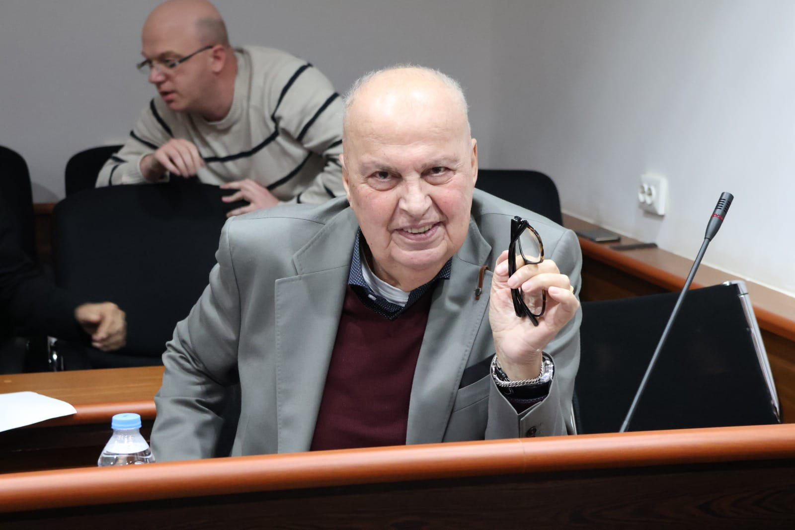 თემურ მჟავიას გარდა, პარლამენტში მისვლას და საარჩევნო კოლეგიის ფარგლებში, პრეზიდენტის არჩევნებში მონაწილეობას არც აფხაზეთის უმაღლესი საბჭოს კიდევ ერთი დეპუტატი ზურაბ ჯგუბურია აპირებს