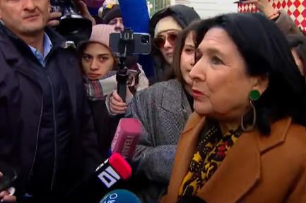 სალომე ზურაბიშვილი ორბელიანების სასახლესთან შეკრებილ მოქალაქეებს - მადლობა თქვენ, მადლობა ჩვენ ახალგაზრდებს - ყველა ჩვენი შვილია, ვინც აქ დგას ამ ქვეყნისთვის და ამ ქვეყნის მომავლისთვის