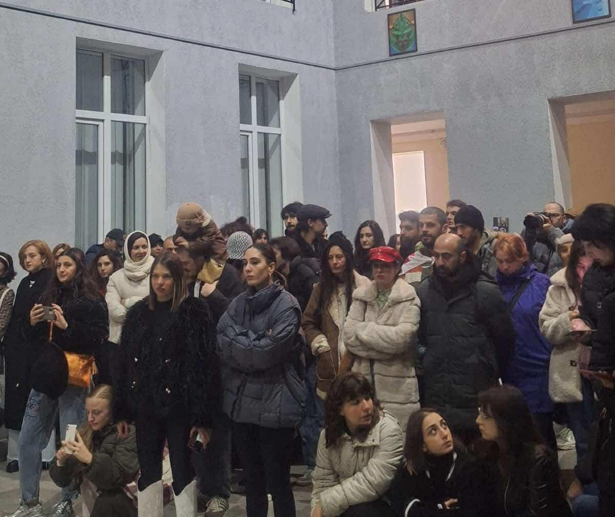 ბათუმის ხელოვნების უნივერსიტეტში სტუდენტებმა აქცია-პერფორმანსი გამართეს და დაკავებულ დეკანს და ოთხ სტუდენტს სოლიდარობა გამოუცხადეს