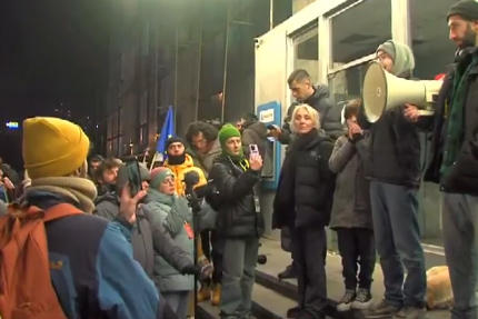 აქციის მონაწილეები საზოგადოებრივი მაუწყებლისგან შუადღის ეთერის დათმობას ითხოვენ