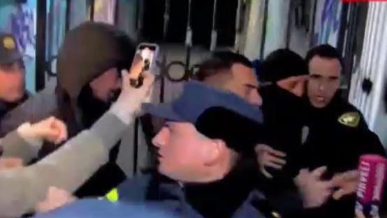 რუსთაველის გამზირზე აქციის მონაწილეებს ნიღბიანი პირები დაუპირისპირდნენ, რომლებიც პოლიციამ ტერიტორიიდან გაიყვანა