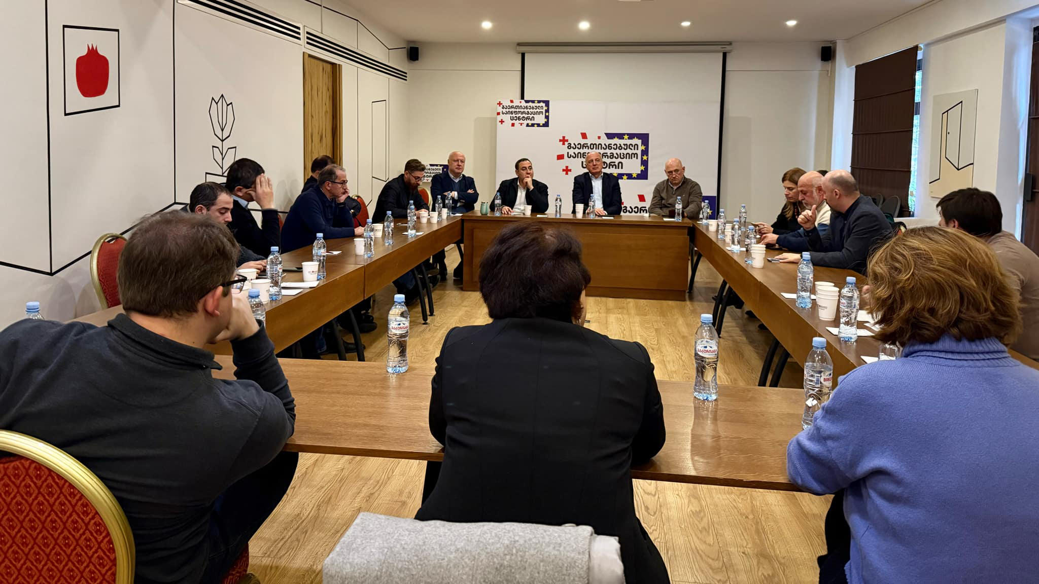 ოპოზიციური პარტიების წარმომადგენლები და საგარეო და უსაფრთხოების პოლიტიკის ექსპერტები შეხვედრას მართავენ