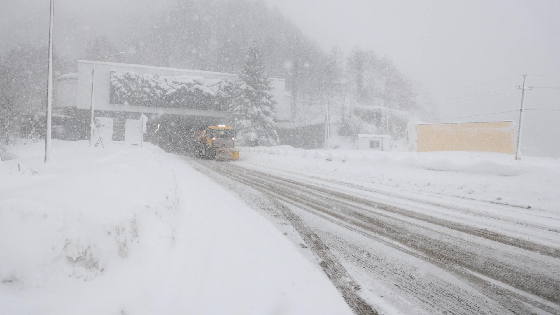 სურამის სატრანსპორტო კვანძი - ბორითის მონაკვეთზე მისაბმელიანი და ნახევრადმისაბმელიანი ავტოტრანსპორტის მოძრაობა აკრძალულია