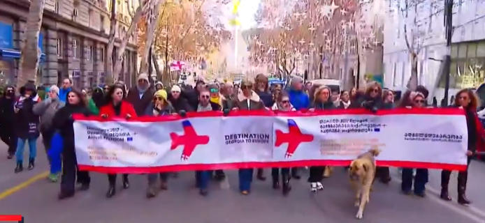 ტურიზმის სფეროს წარმომადგენლებმა პარლამენტამდე მსვლელობა გამართეს