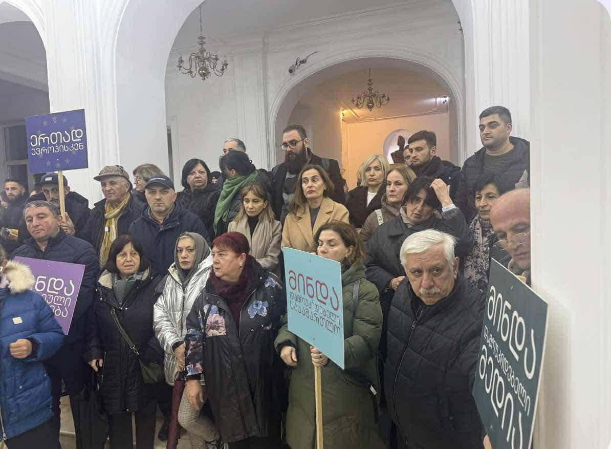 ბათუმში  სტუდენტები, ლექტორები და მასწავლებლები საპროტესტო მარშს მართავენ