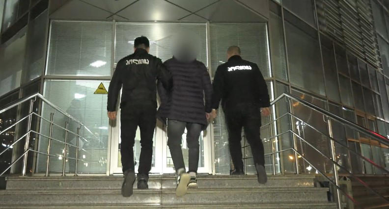 პოლიციამ მაღაზია „არტ-თაიმის“ გაქურდვის ბრალდებით ერთი პირი დააკავა