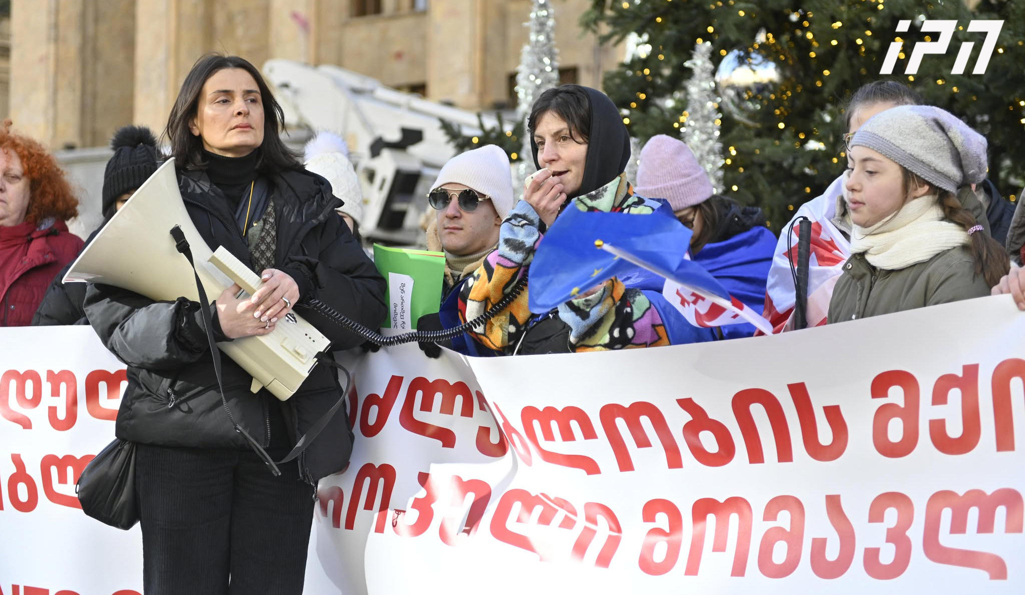 შეზღუდული შესაძლებლობების მქონე პირებმა და მათმა მშობლებმა საპროტესტო მსვლელობით პარლამენტის წინ გადაინაცვლეს