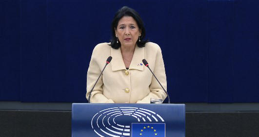 პრეზიდენტი აქციებზე - ეს არის მშვიდობიანი, მასობრივი სამოქალაქო დაუმორჩილებლობის მოძრაობა და ორ რამეს მოითხოვს - დამიბრუნე ჩემი ხმა, რადგან მოპარული არჩევნები ჩატარდა და რაც მთავარია, ჩემი ევროპული მომავალი