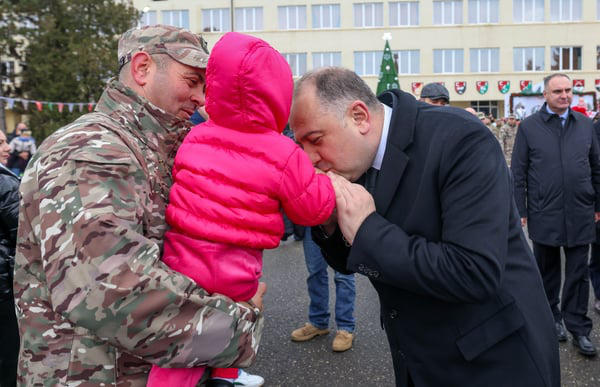 თავდაცვის მინისტრმა პირველი ქვეითი ბრიგადის პირად შემადგენლობას ქვედანაყოფის დაარსების დღე მიულოცა